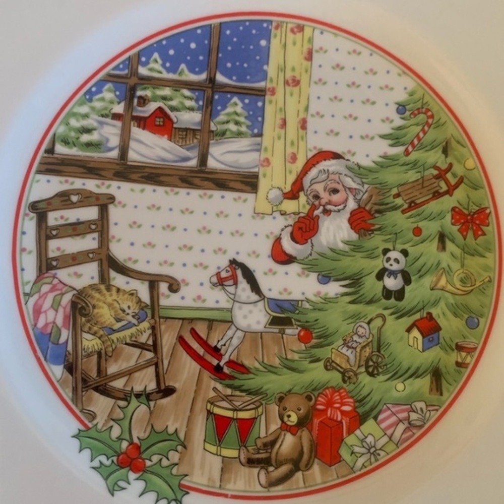 Festive Holiday Decor Plate with Santa Design